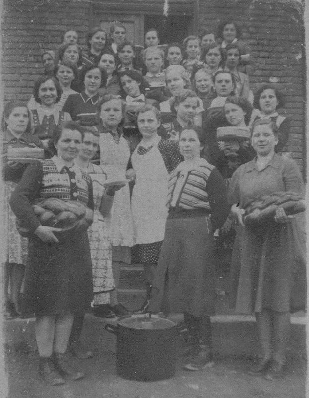 1956 -1.jpg - Pamiątka z kursu gotowania w roku 1956 w szkole